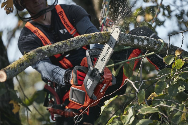 ⁦מסור הנפה נטען HUSQVARNA T535iXP⁩ – תמונה ⁦2⁩